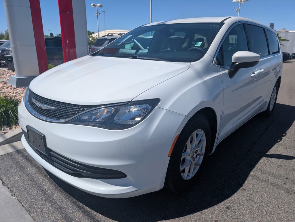 Used 2017 Chrysler Pacifica LX FWD image 2