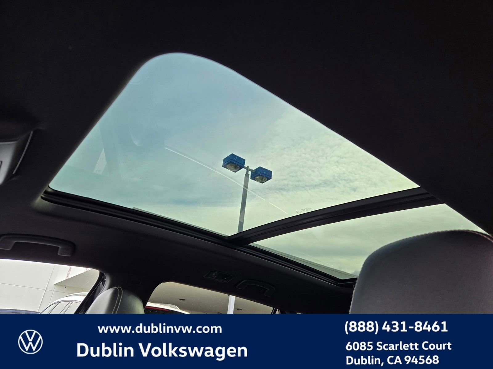 Used 2021 Volkswagen Atlas Cross Sport SE w/ Panoramic Sunroof Package image 18