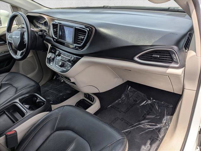 Used 2018 Chrysler Pacifica Touring-L FWD image 21