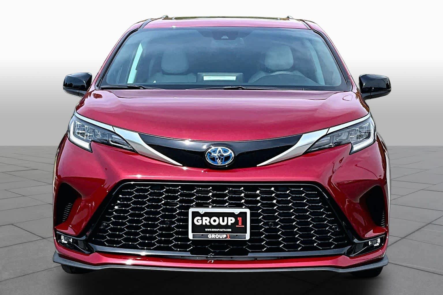 Used 2024 Toyota Sienna XSE w/ XSE Plus Package AWD/4WD image 4