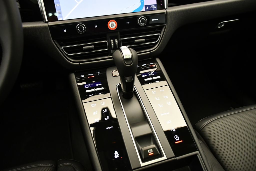 Certified 2025 Porsche Macan Turbo AWD/4WD image 31