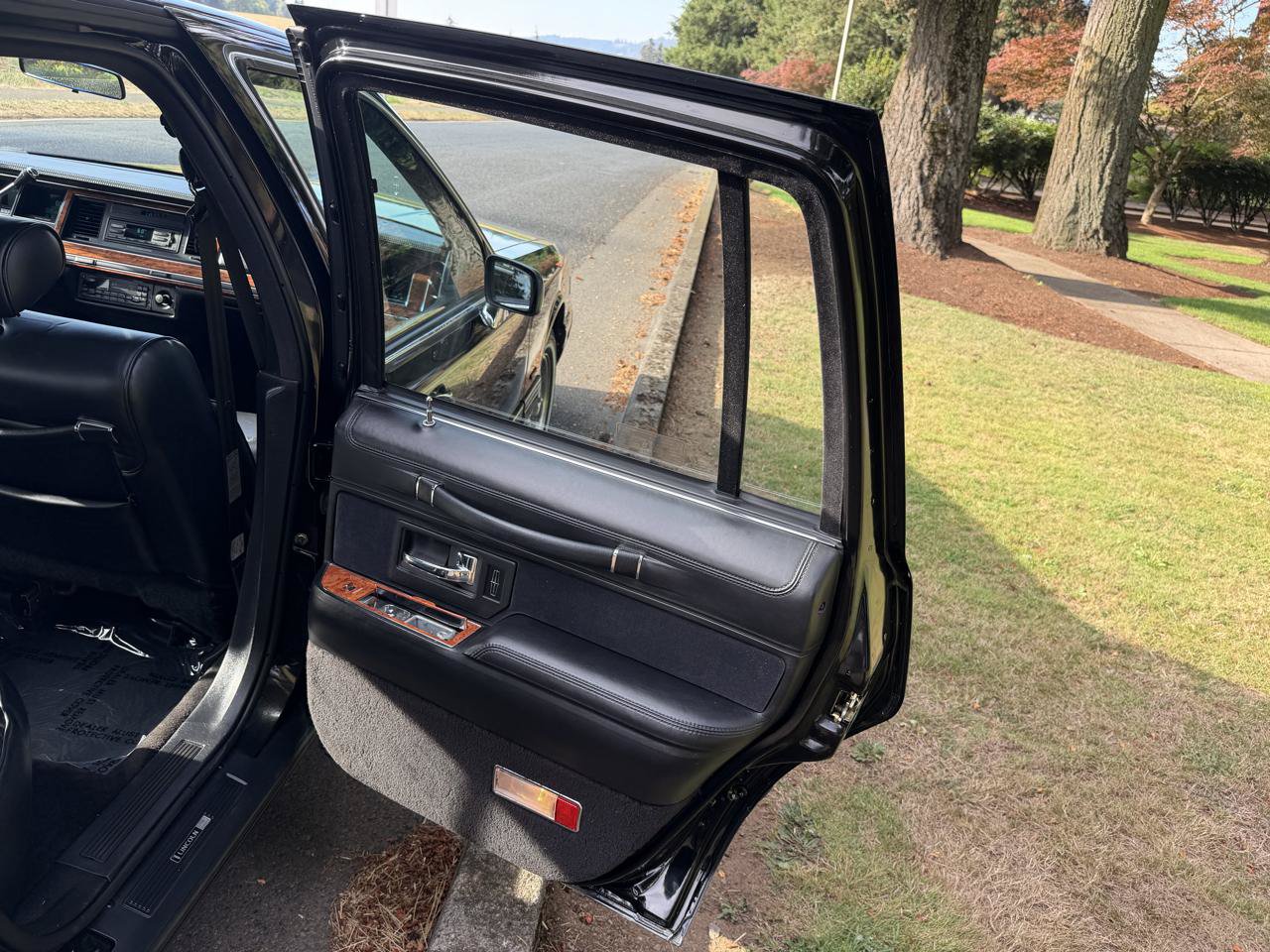 Used 1993 Lincoln Town Car Signature RWD image 43
