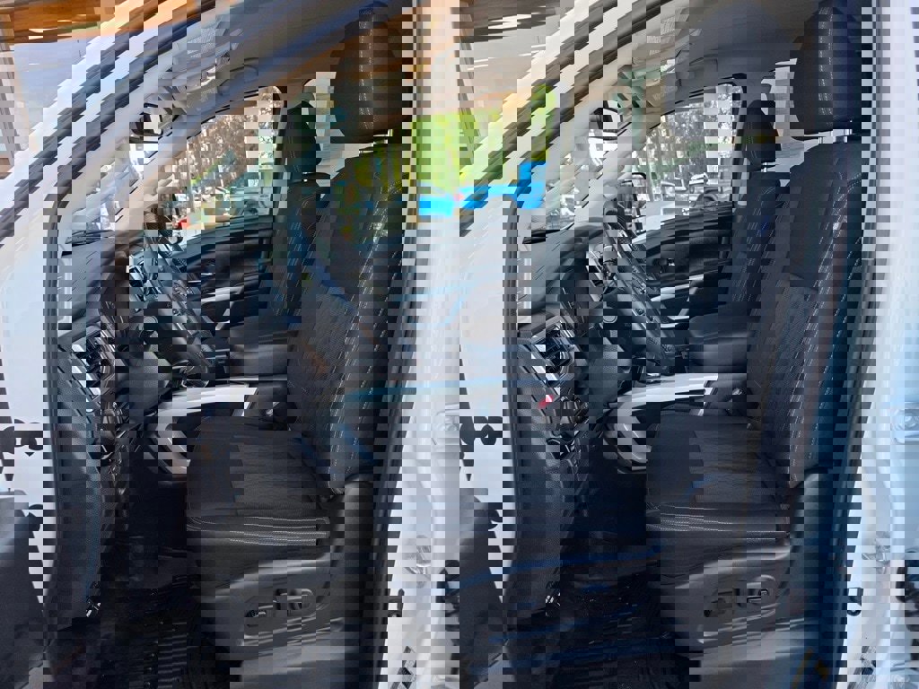 Used 2019 Nissan Titan SV w/ SV Convenience Package image 7