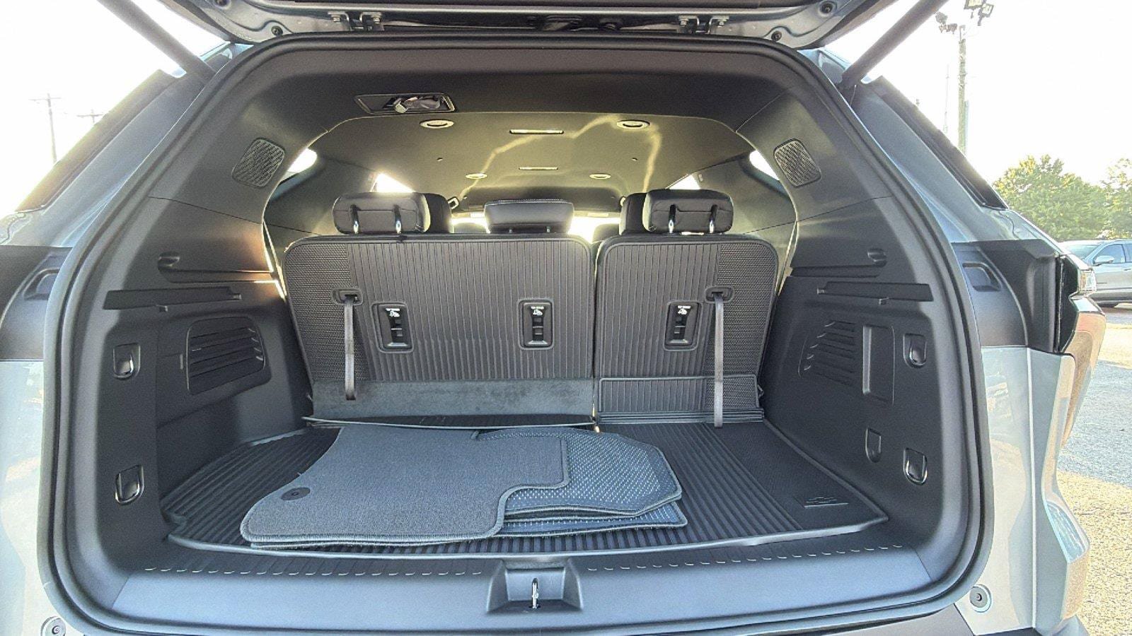 New 2027 Chevrolet Traverse LT w/ Midnight/Sport Edition FWD image 13