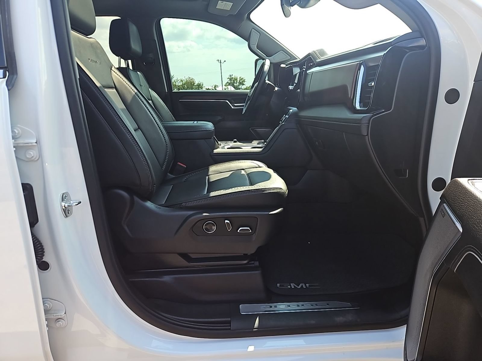 Used 2025 GMC Sierra 2500 Denali AWD/4WD image 8