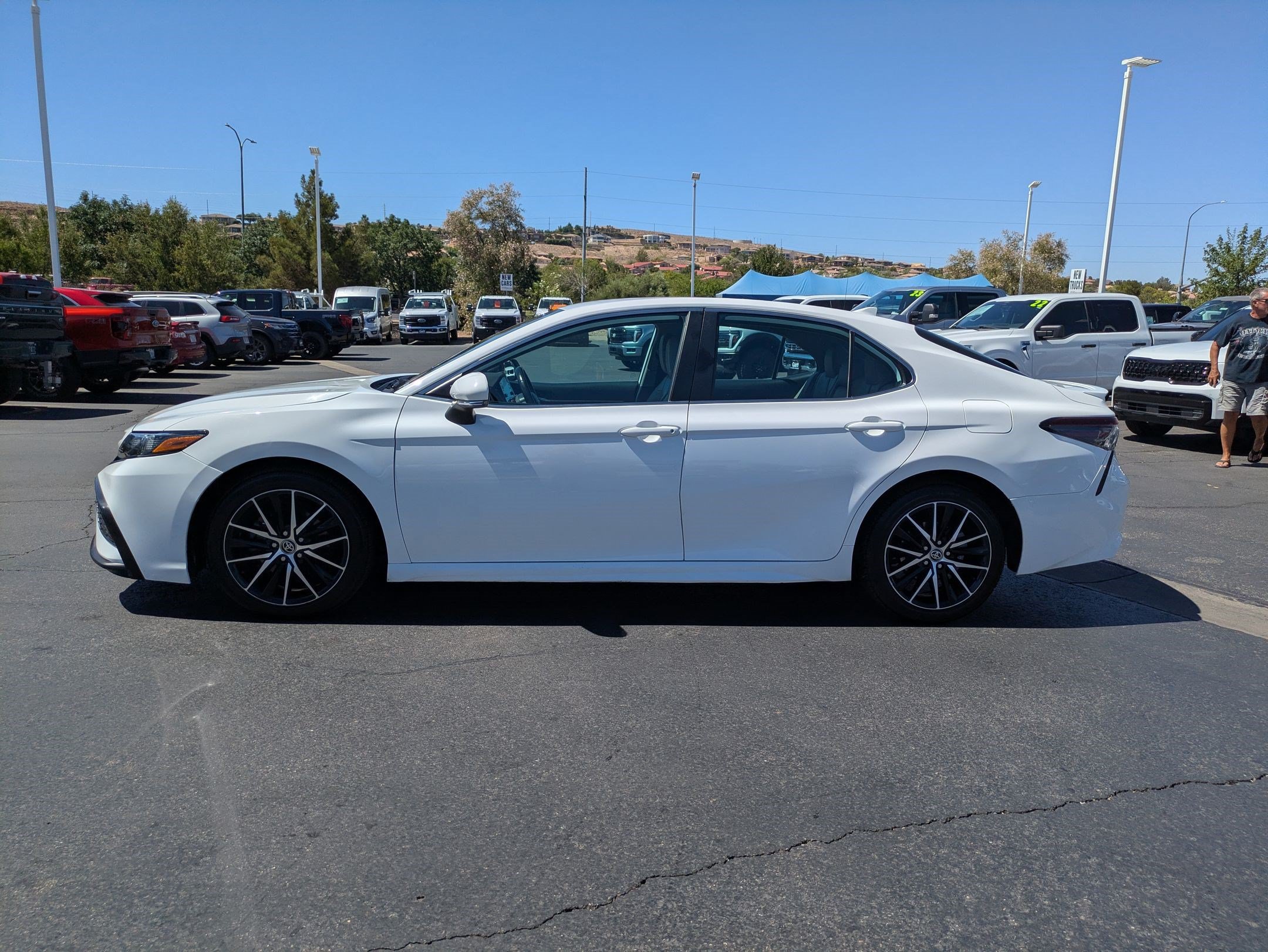 Used 2023 Toyota Camry SE FWD image 6