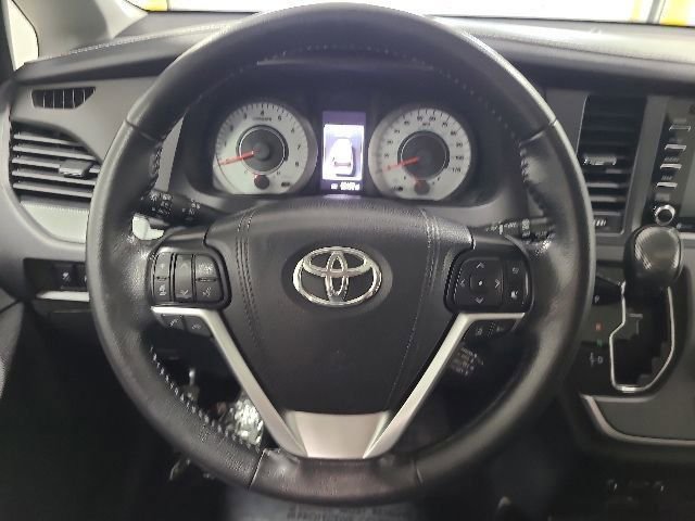 Used 2020 Toyota Sienna SE Premium w/ Nightshade Edition FWD image 28