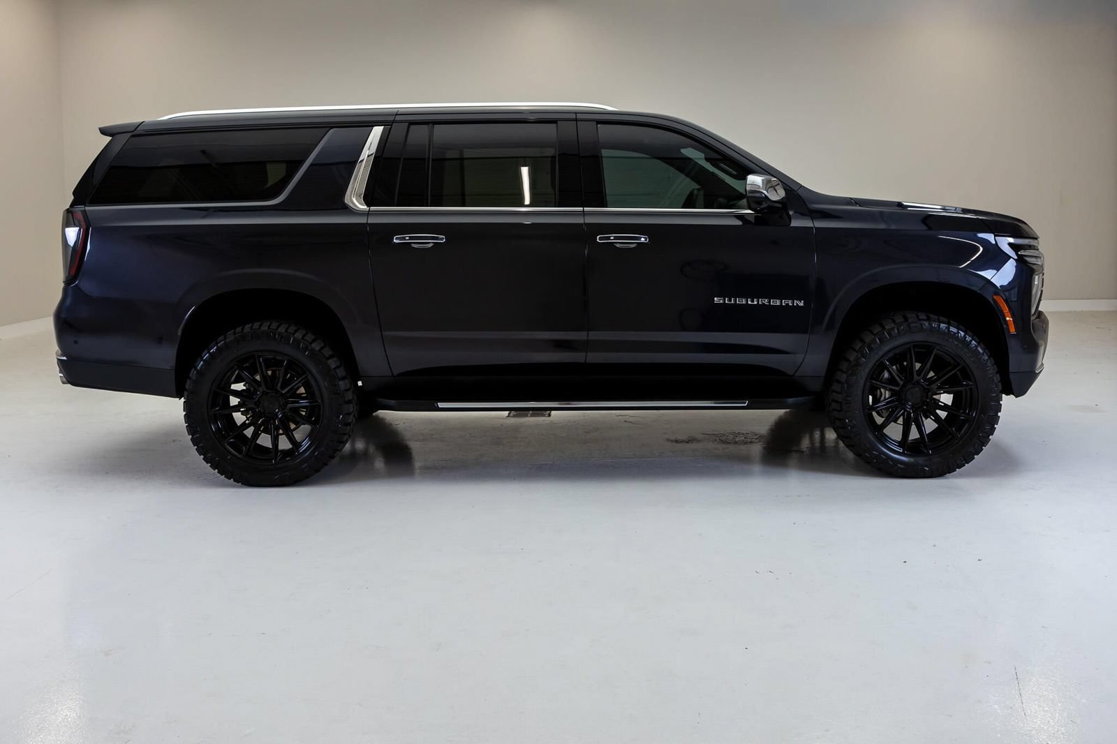 Used 2025 Chevrolet Suburban Premier AWD/4WD image 11