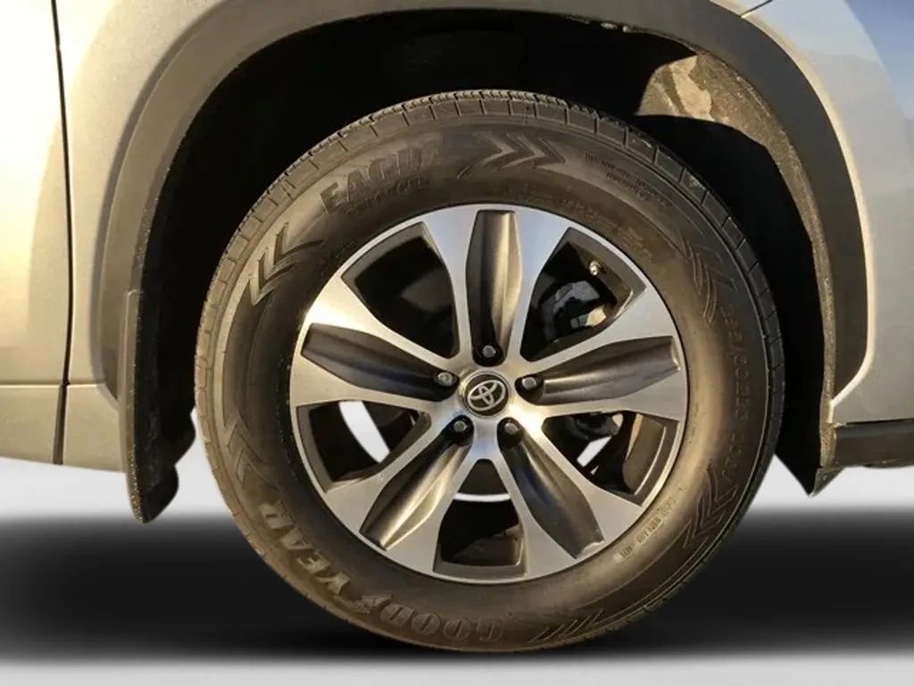 Used 2023 Toyota Highlander XLE image 37