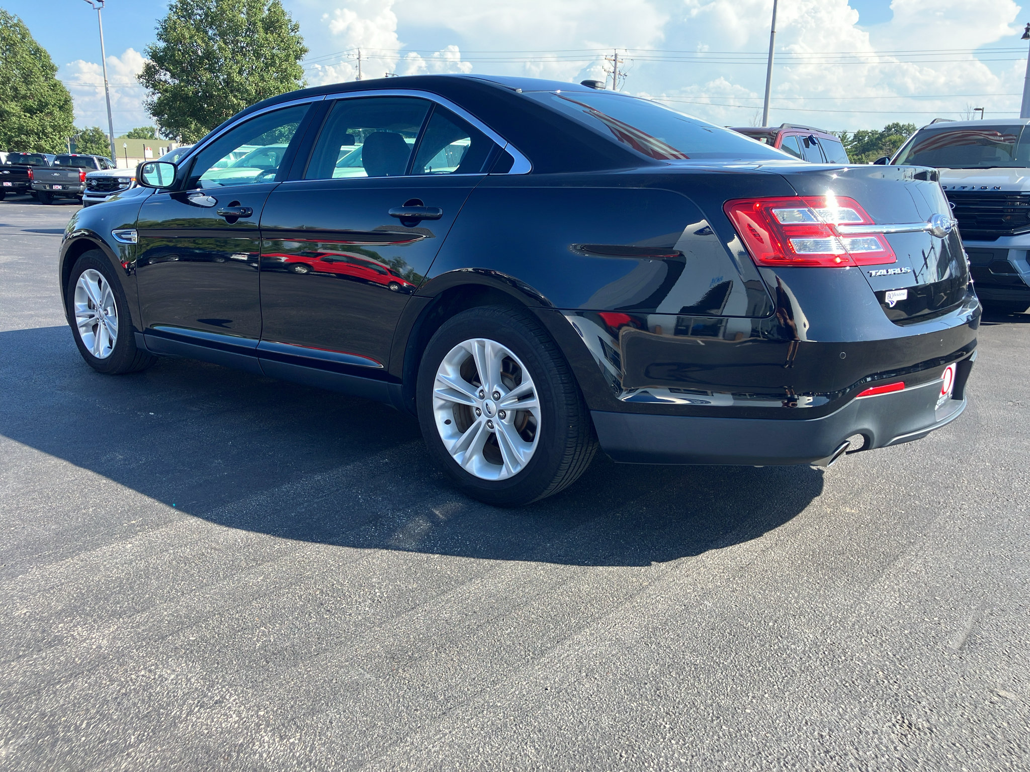 Used 2017 Ford Taurus SEL AWD/4WD image 4