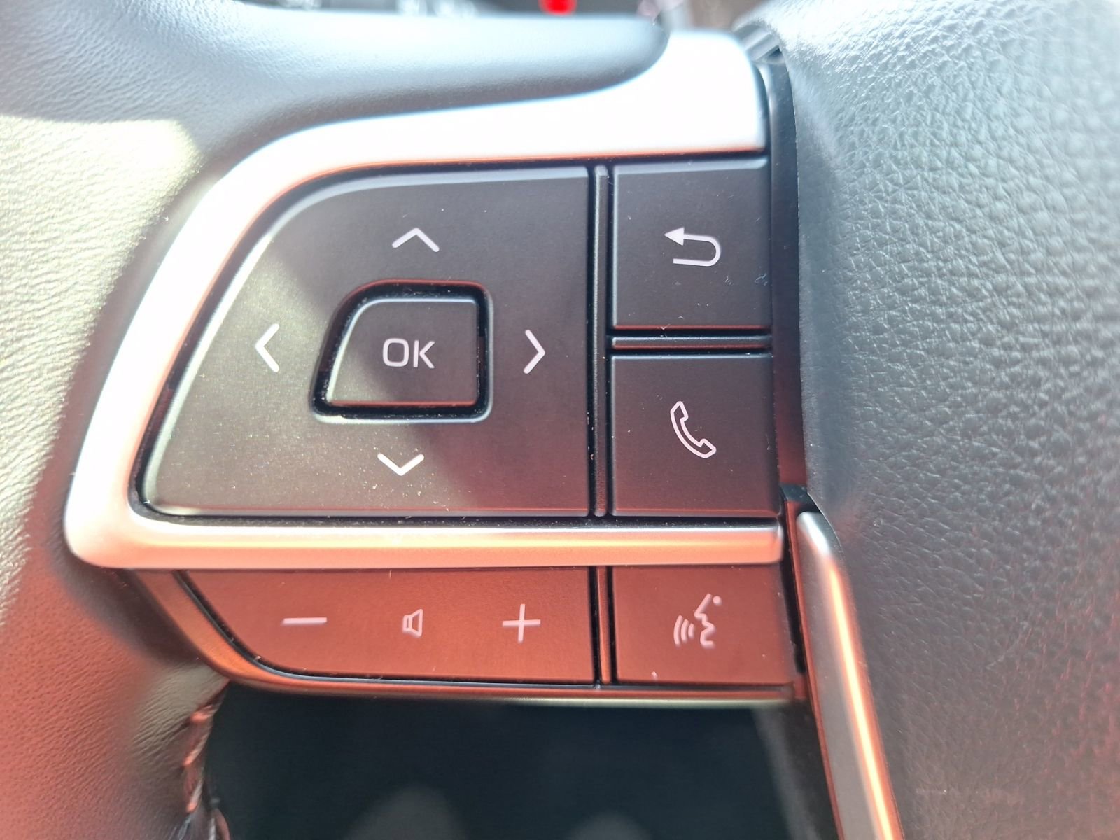 Used 2023 Toyota Highlander LE FWD image 21