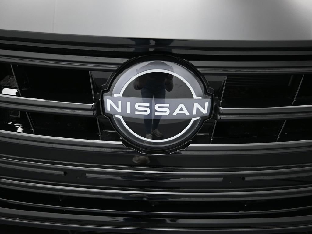 New 2025 Nissan Versa SR w/ Trunk Package FWD image 27