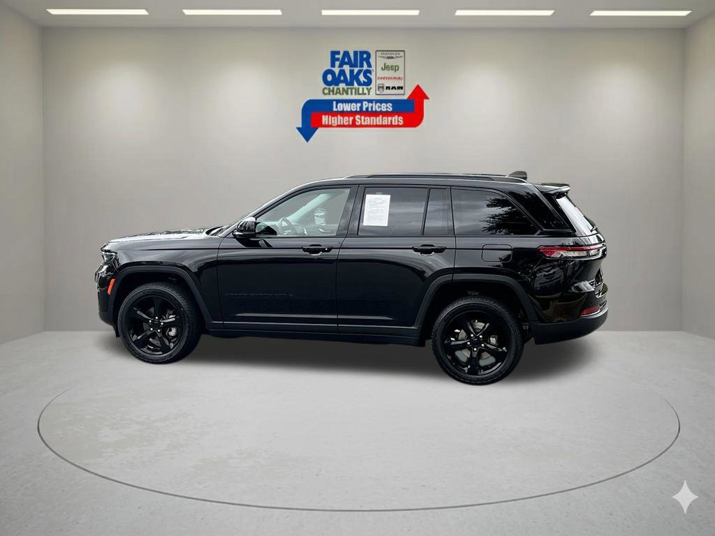 Used 2023 Jeep Grand Cherokee Limited w/ Black Appearance Package AWD/4WD image 11