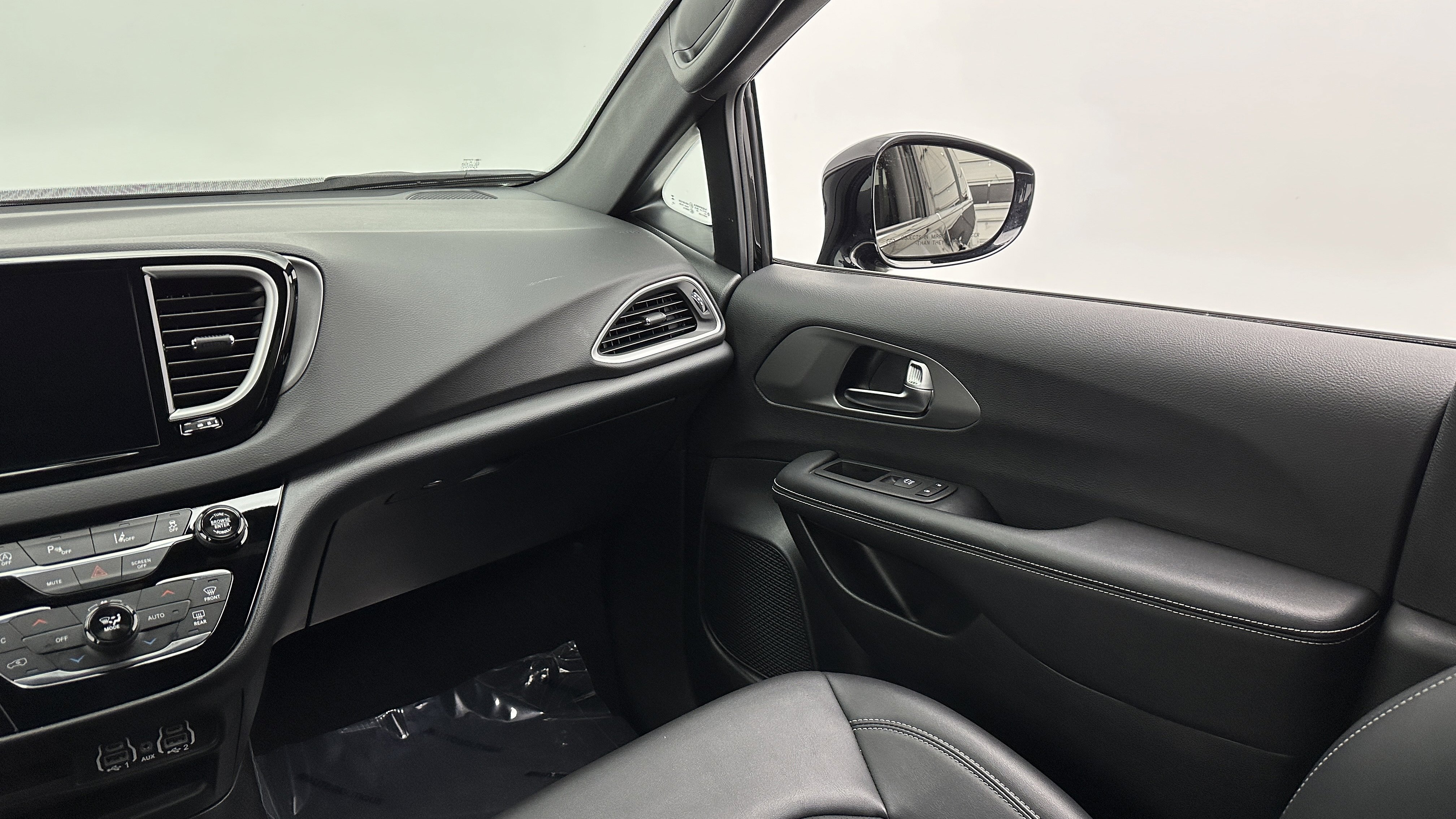 Used 2025 Chrysler Pacifica Select image 31