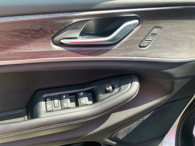 Used 2023 Jeep Grand Cherokee Limited w/ Black Appearance Package AWD/4WD image 10