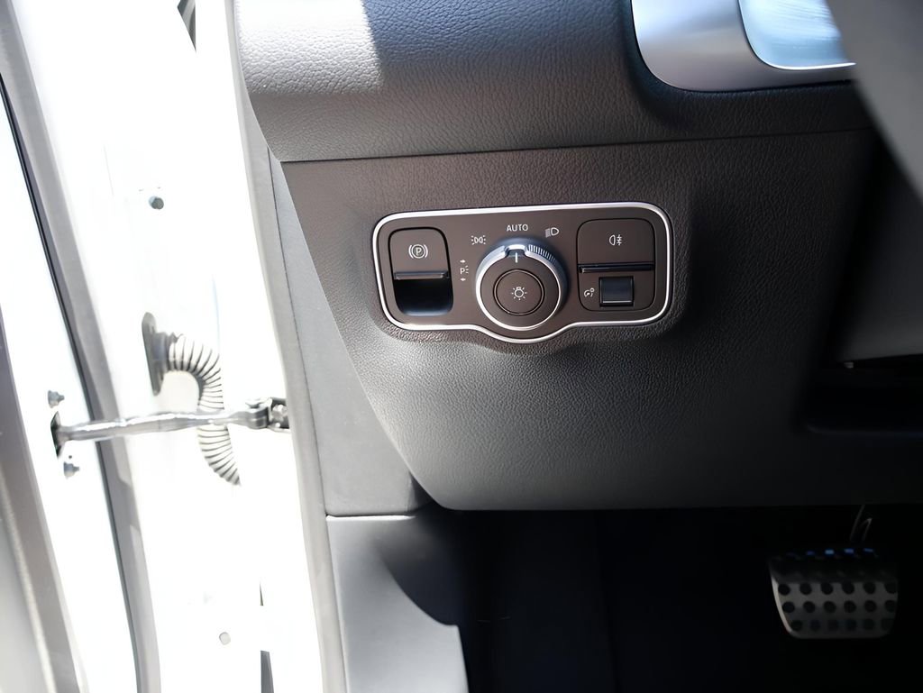 Certified 2025 Mercedes-Benz GLB 250 4MATIC image 37