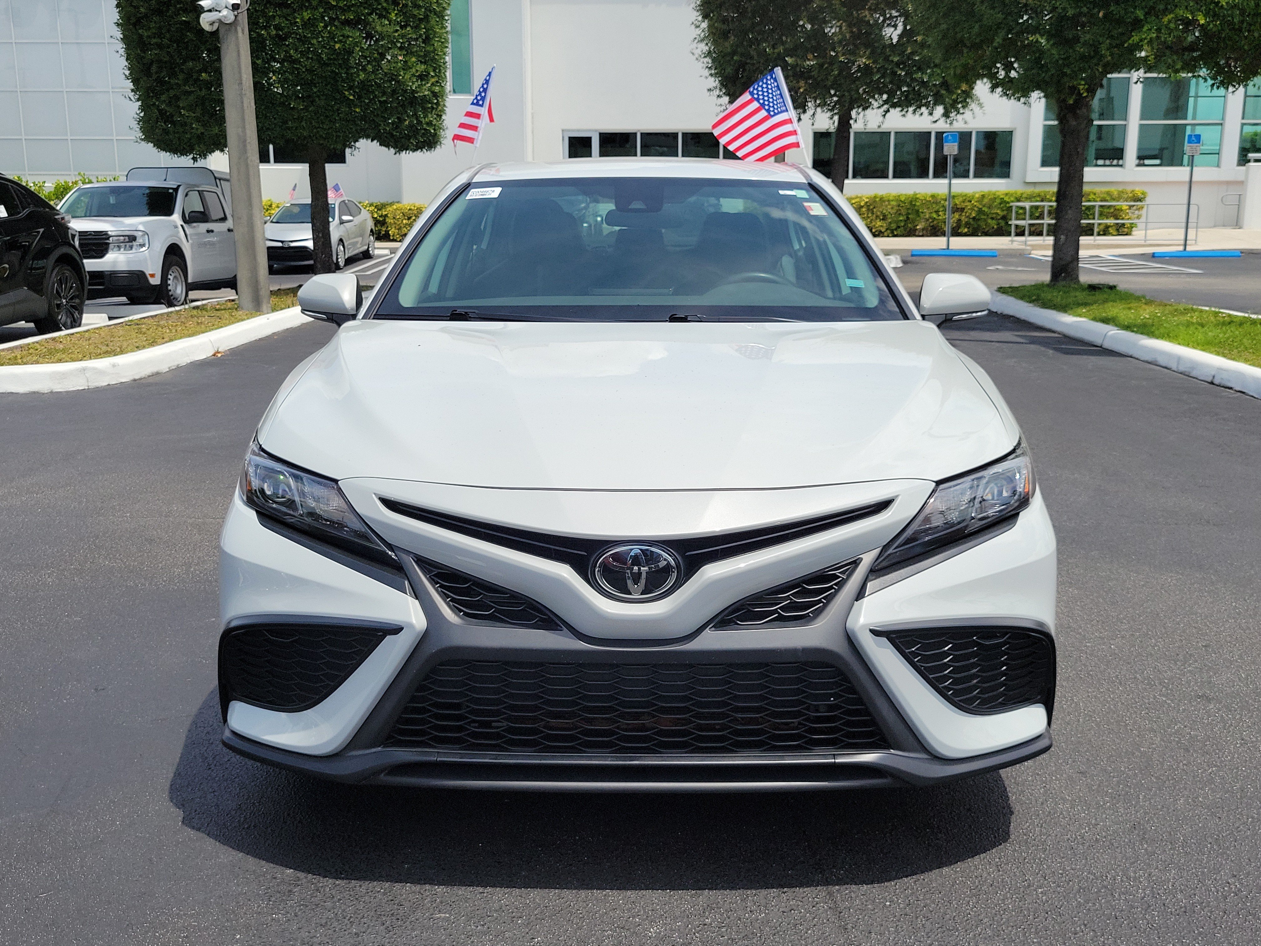 Used 2023 Toyota Camry SE FWD image 4
