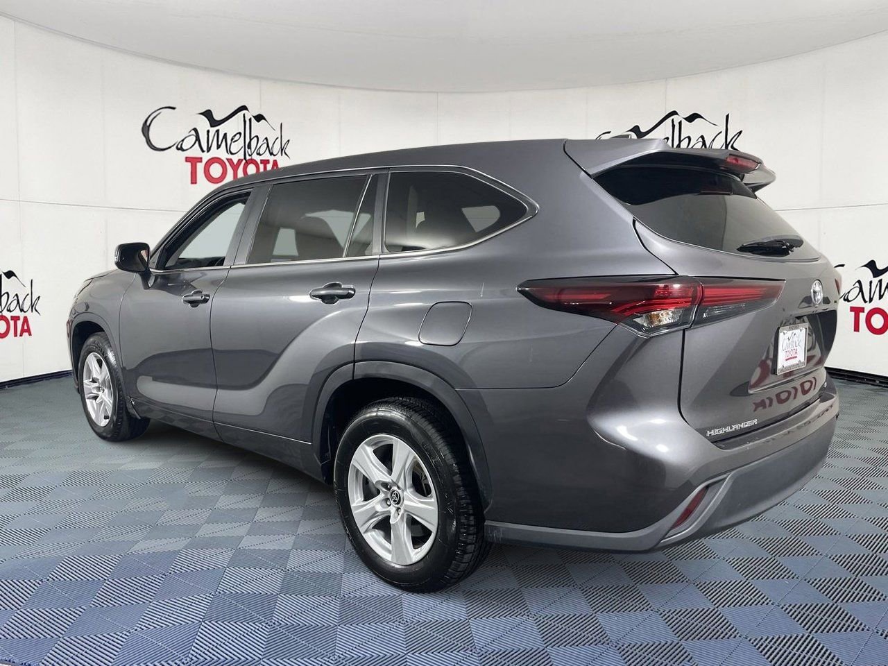 Used 2024 Toyota Highlander LE FWD image 5