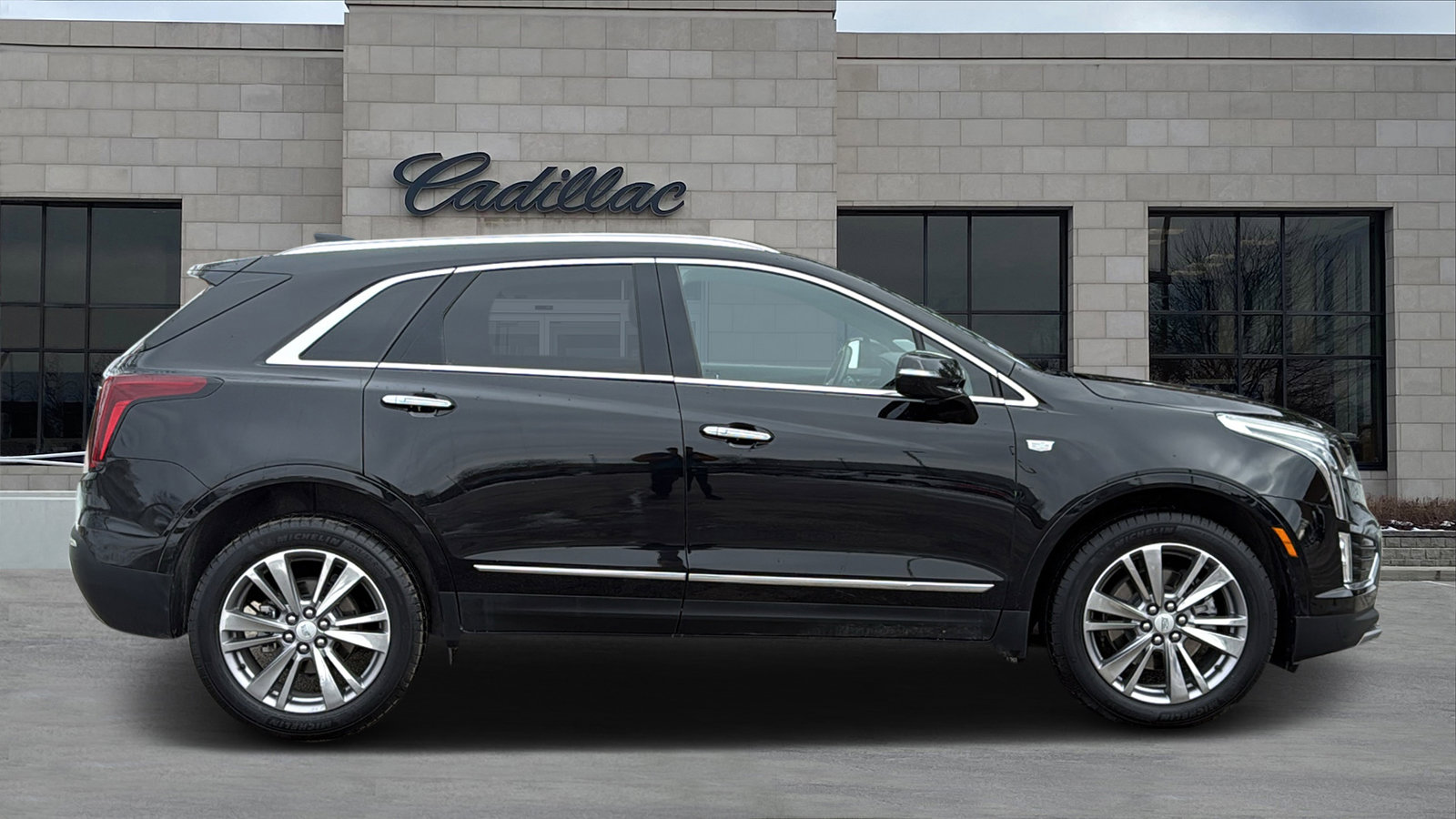 Certified 2025 Cadillac XT5 Premium Luxury image 2