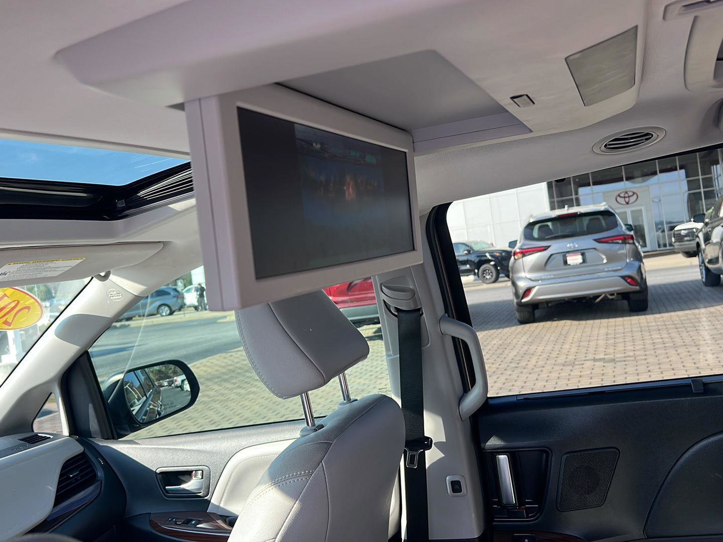 Used 2018 Toyota Sienna Limited Premium image 12