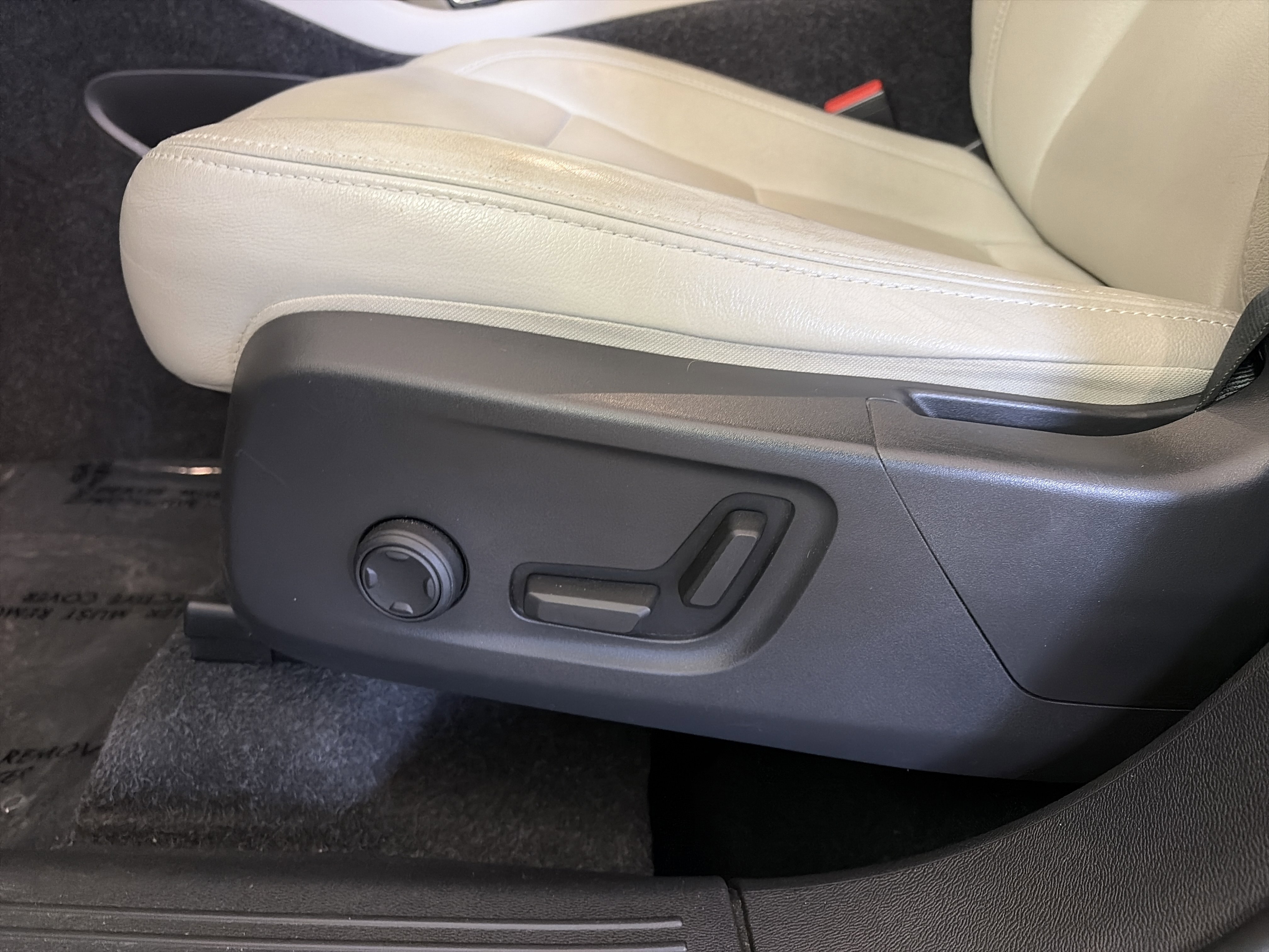 Used 2021 Volvo XC40 T5 Momentum w/ Premium Package image 13