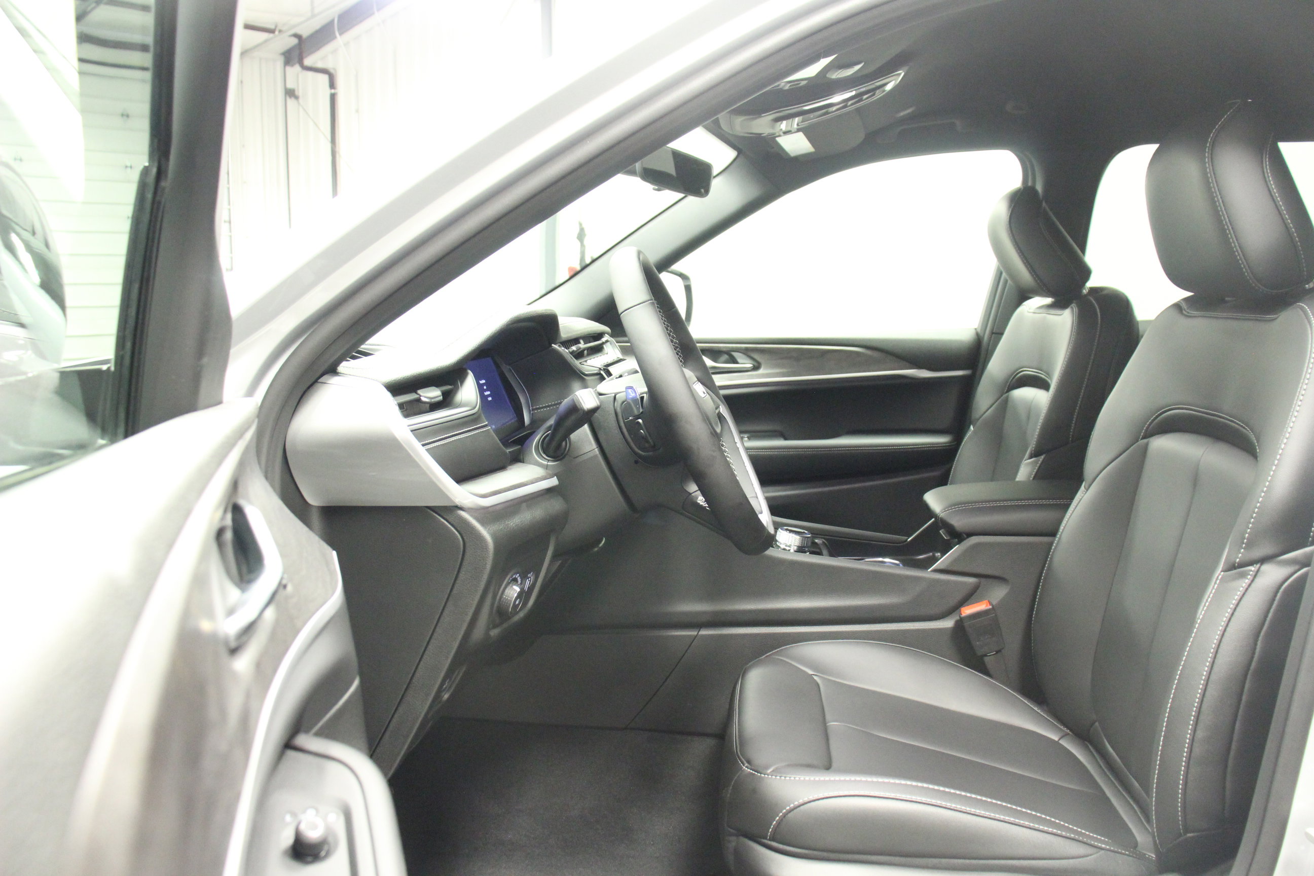 New 2025 Jeep Grand Cherokee L Limited w/ Black Appearance Package image 15