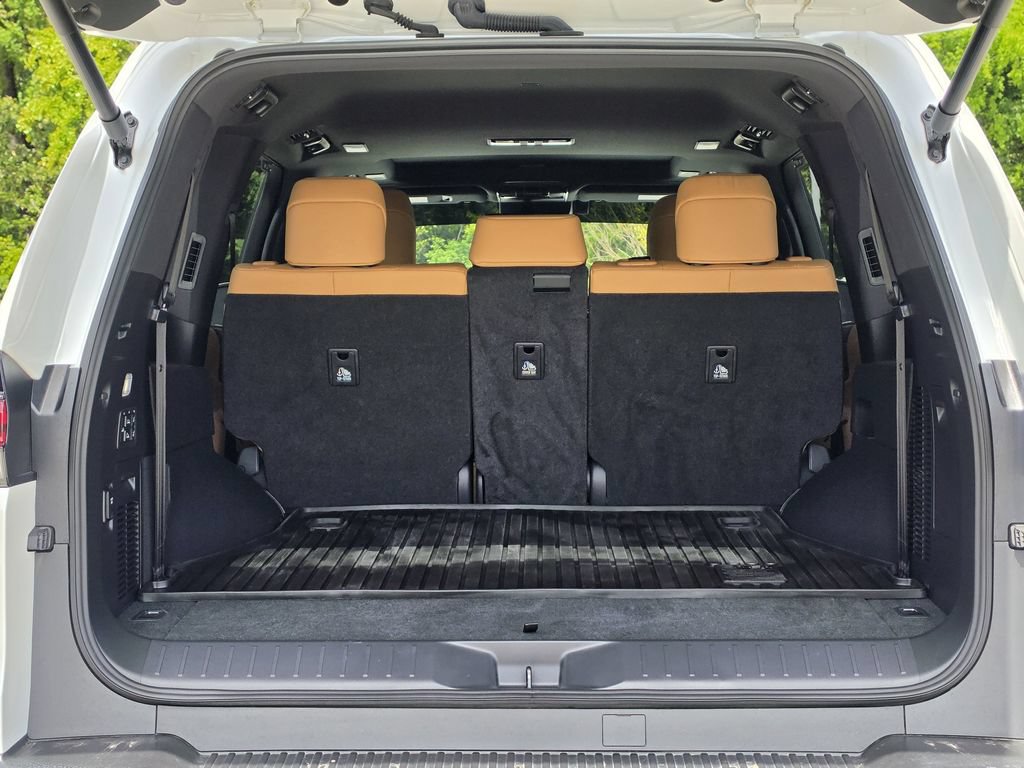 Used 2026 Lexus LX 600 4WD w/ Accessory Package (2T) image 32