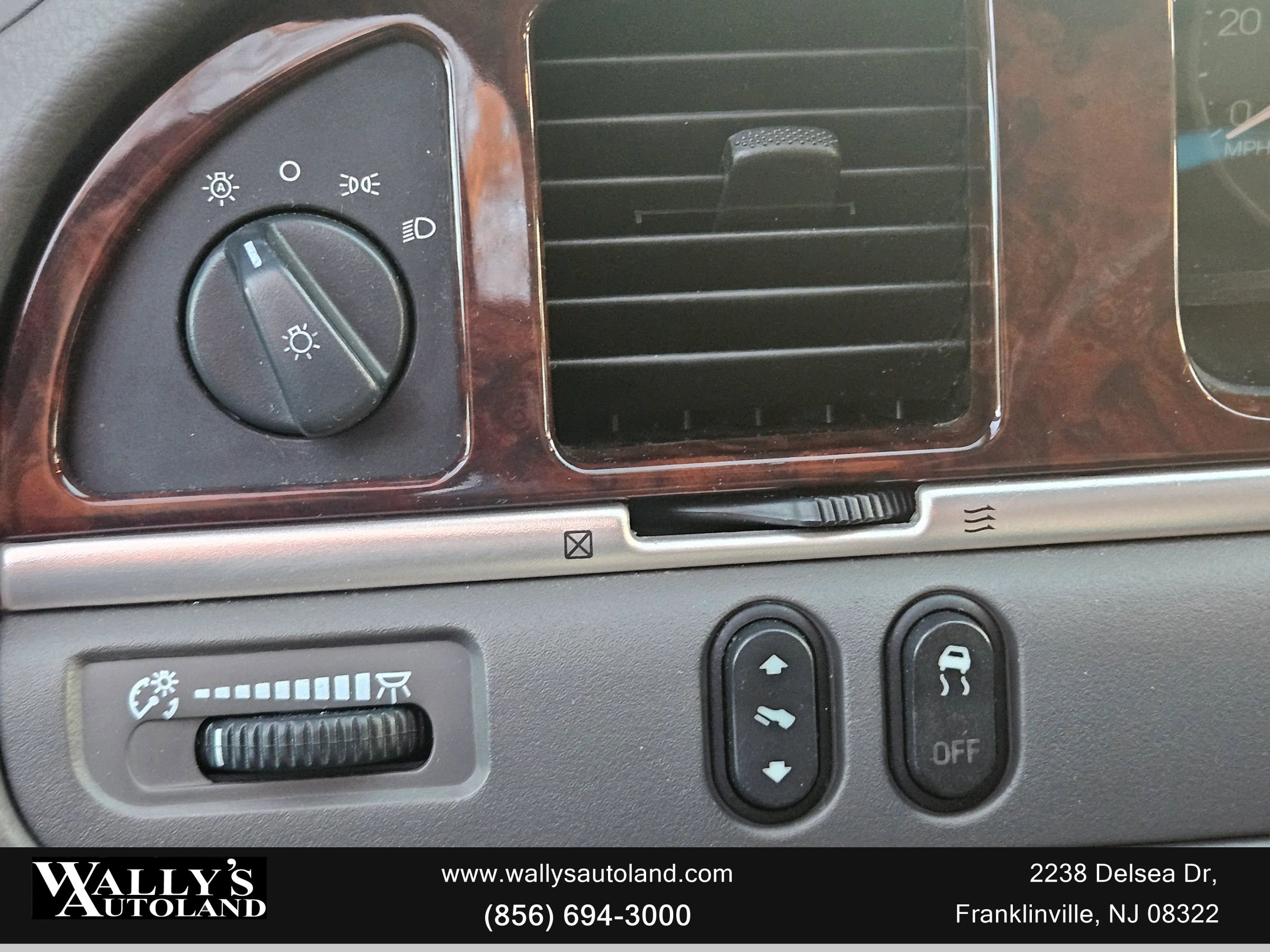 Used 2009 Lincoln Town Car Signature Limited image 40