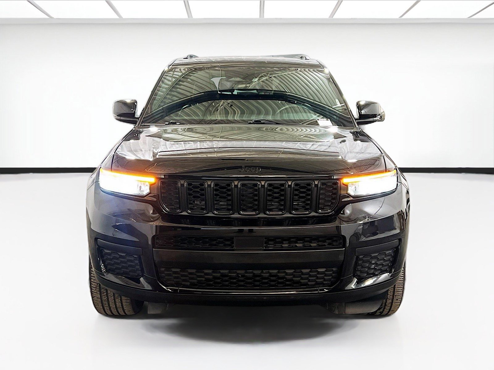 Used 2022 Jeep Grand Cherokee L Laredo RWD image 2