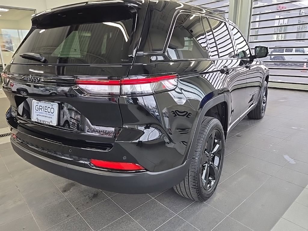 Used 2025 Jeep Grand Cherokee Limited w/ Black Appearance Package AWD/4WD image 7
