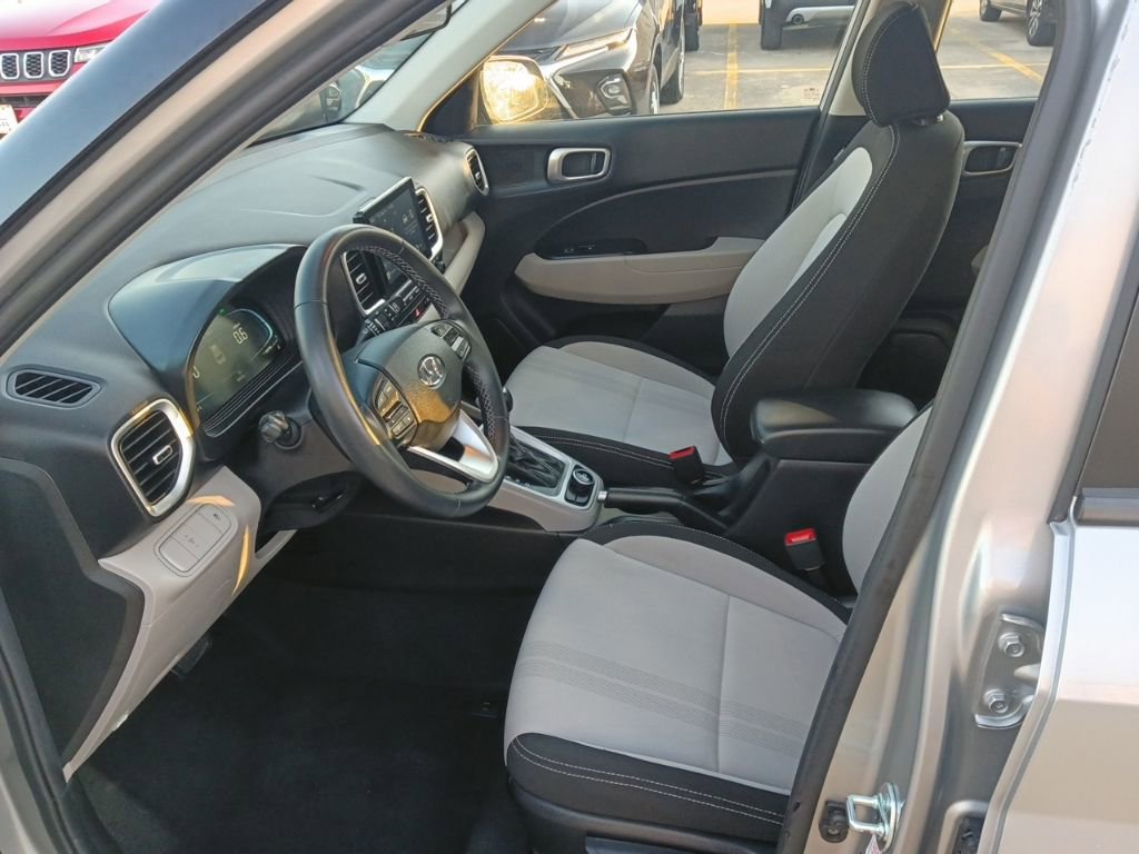 Used 2025 Hyundai Venue SEL FWD image 4