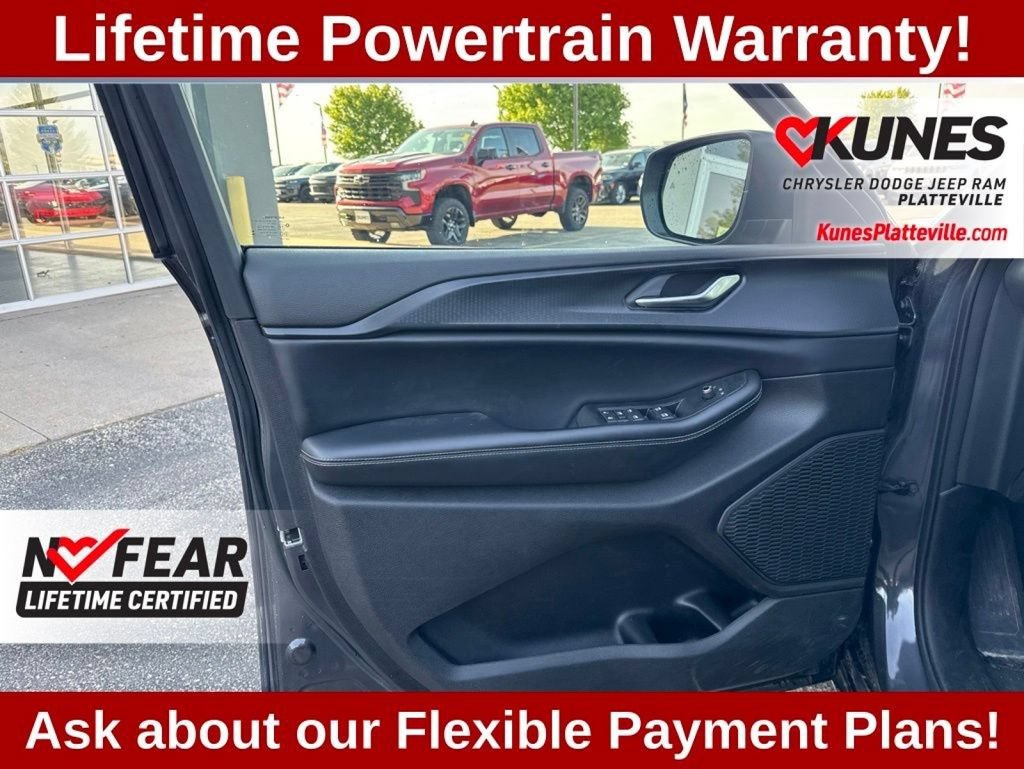 Used 2023 Jeep Grand Cherokee Laredo AWD/4WD image 11
