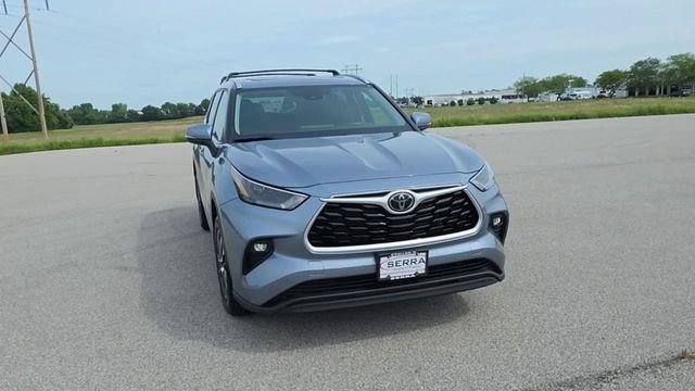 Used 2022 Toyota Highlander XLE AWD/4WD image 2