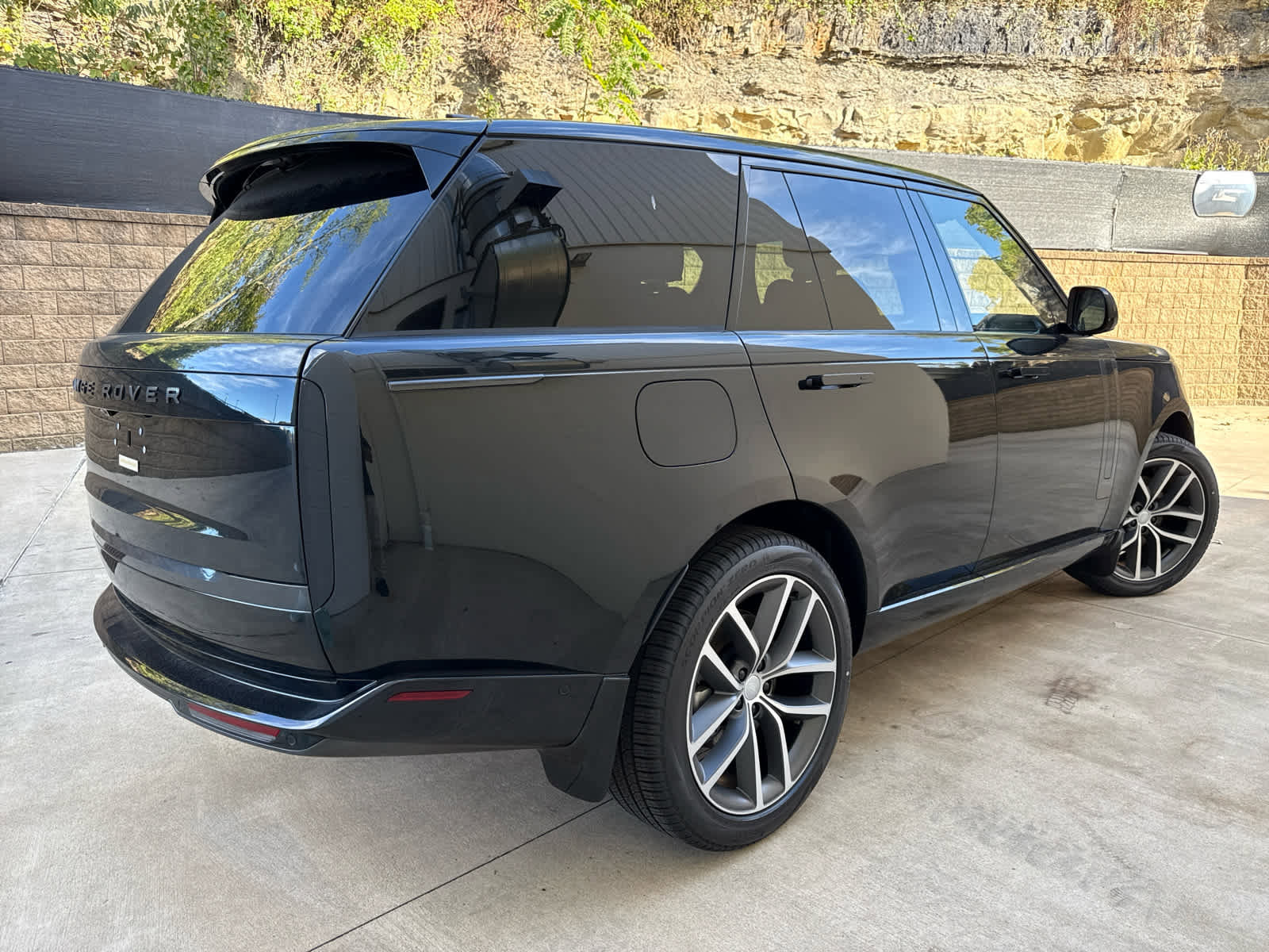 New 2025 Land Rover Range Rover SE image 3