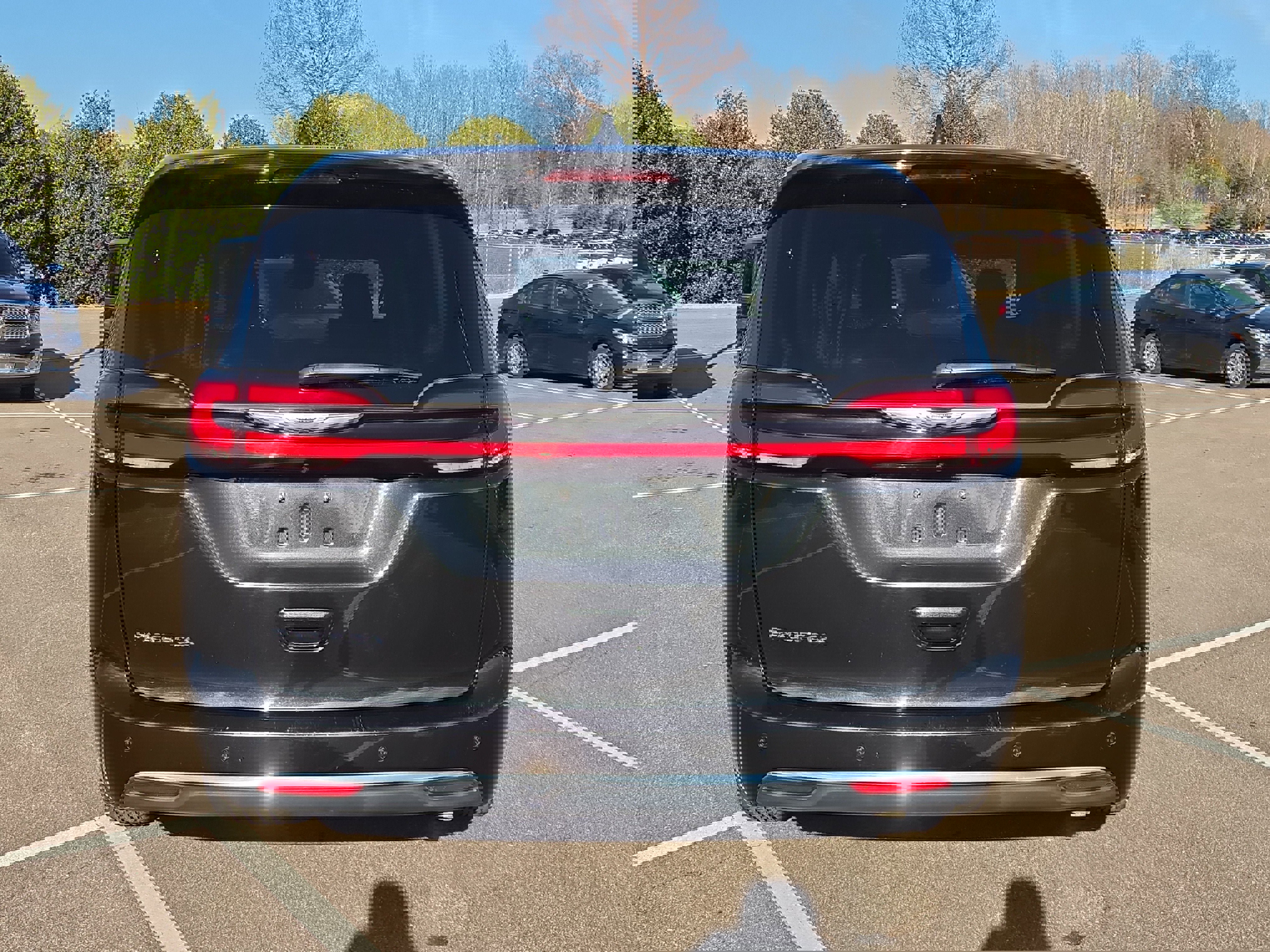 Certified 2023 Chrysler Pacifica Touring-L image 4