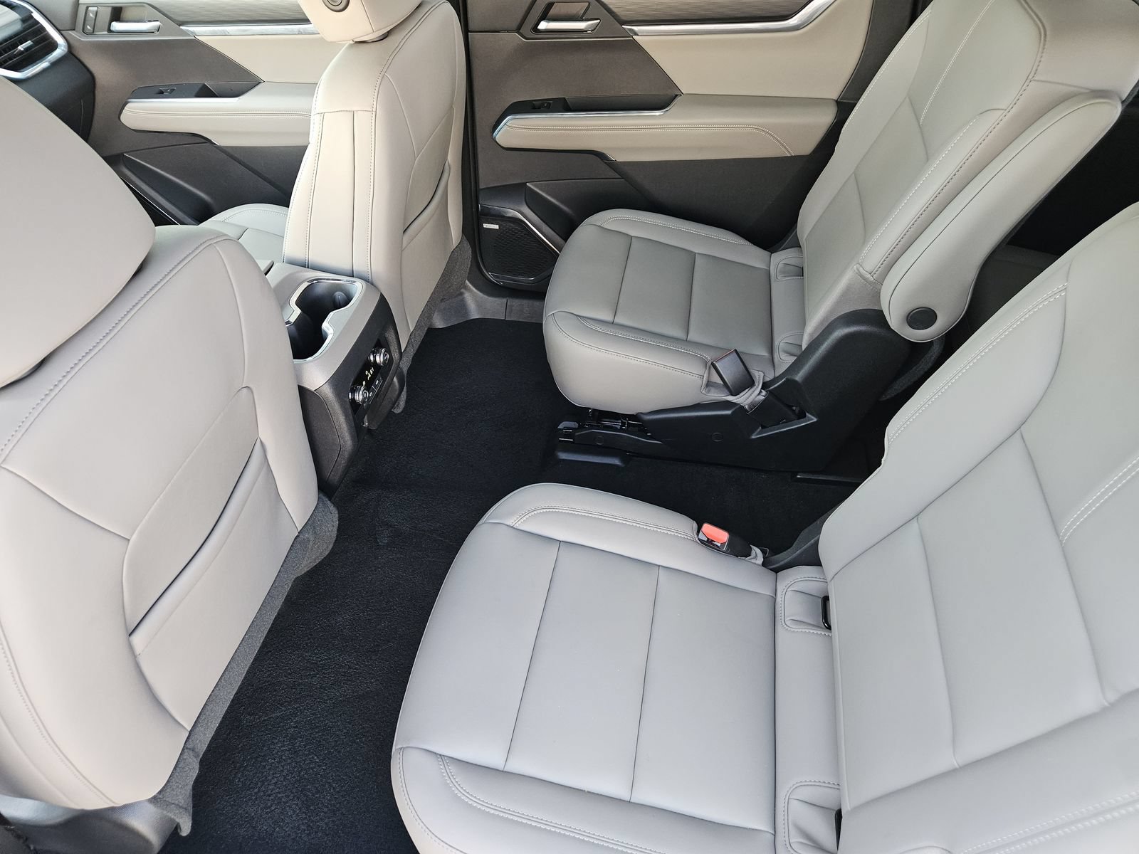 Certified 2026 GMC Acadia Elevation w/ Elevation Premium Package FWD image 32