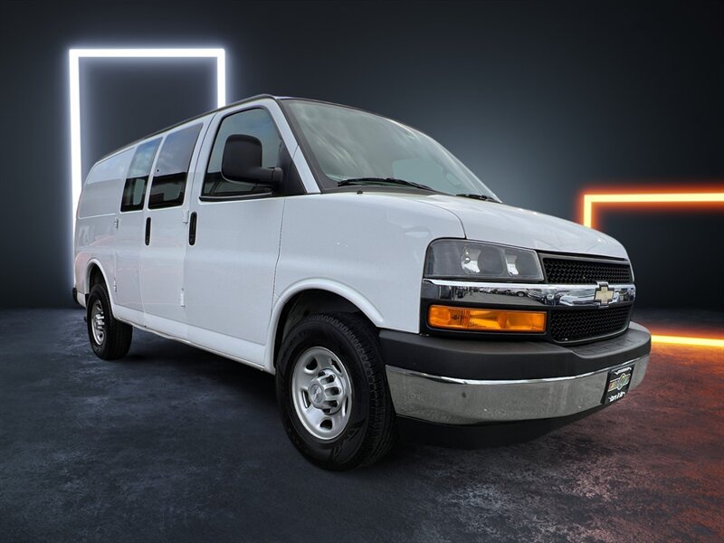 Used 2018 Chevrolet Express 2500 w/ Driver Convenience Package RWD image 8