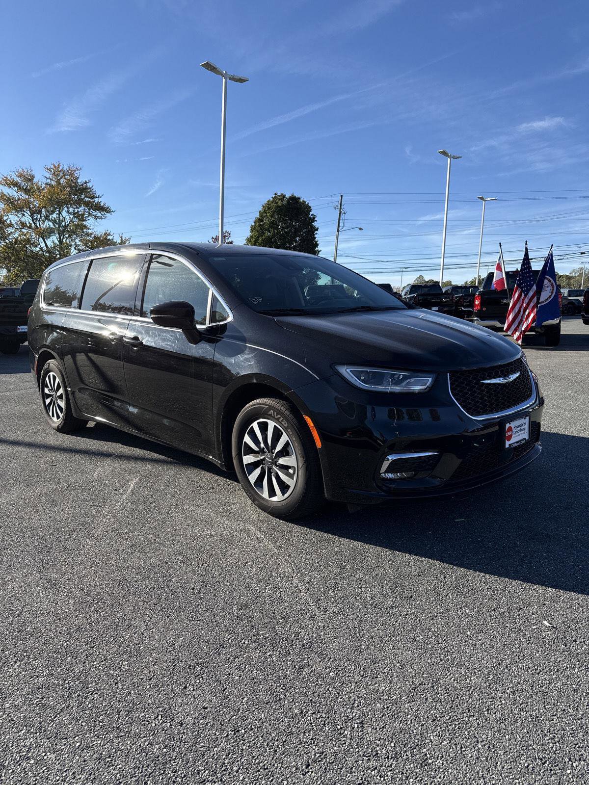 Used 2024 Chrysler Pacifica Select