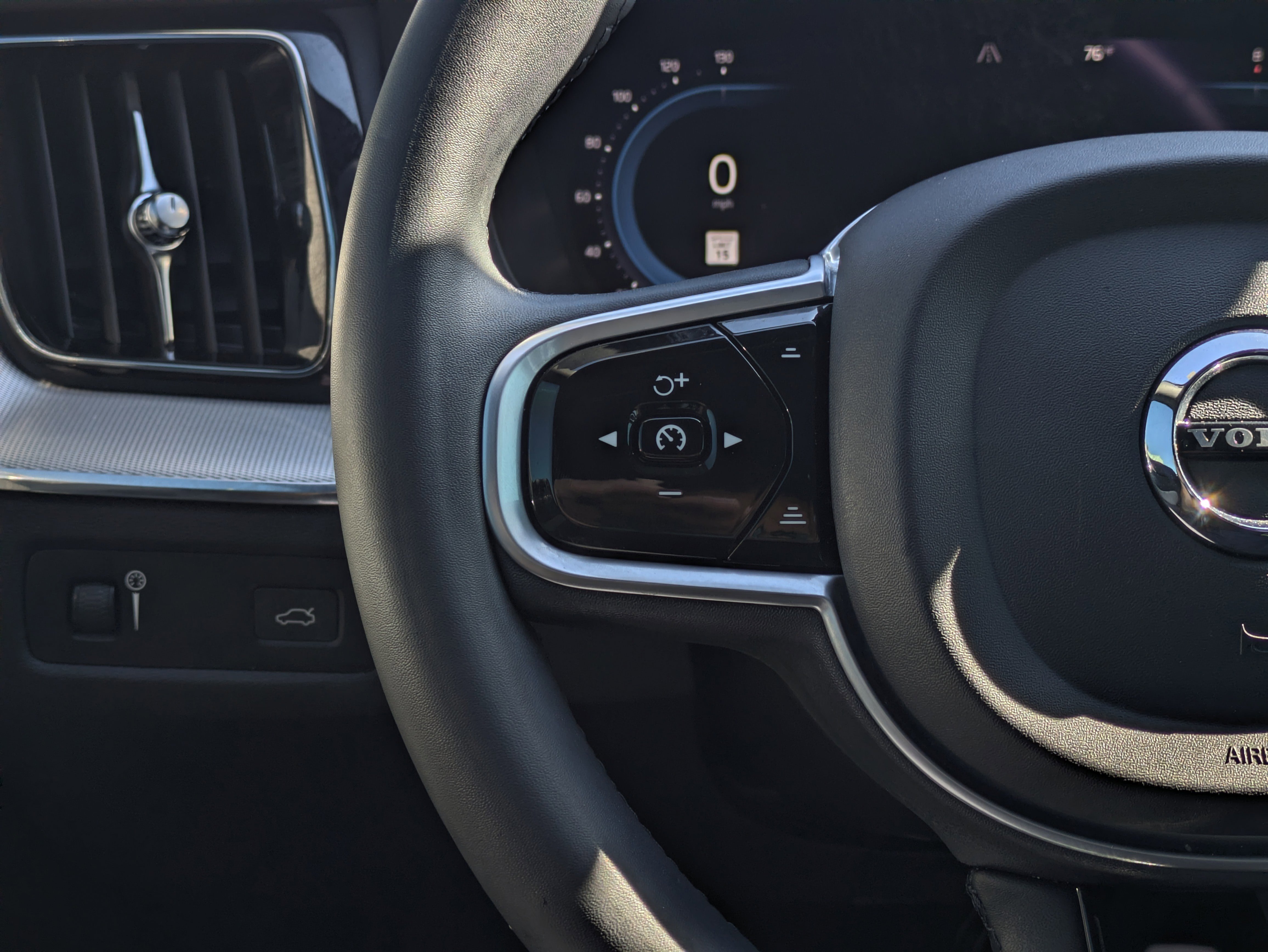 Used 2022 Volvo XC60 B5 R-Design w/ Advanced Package image 26