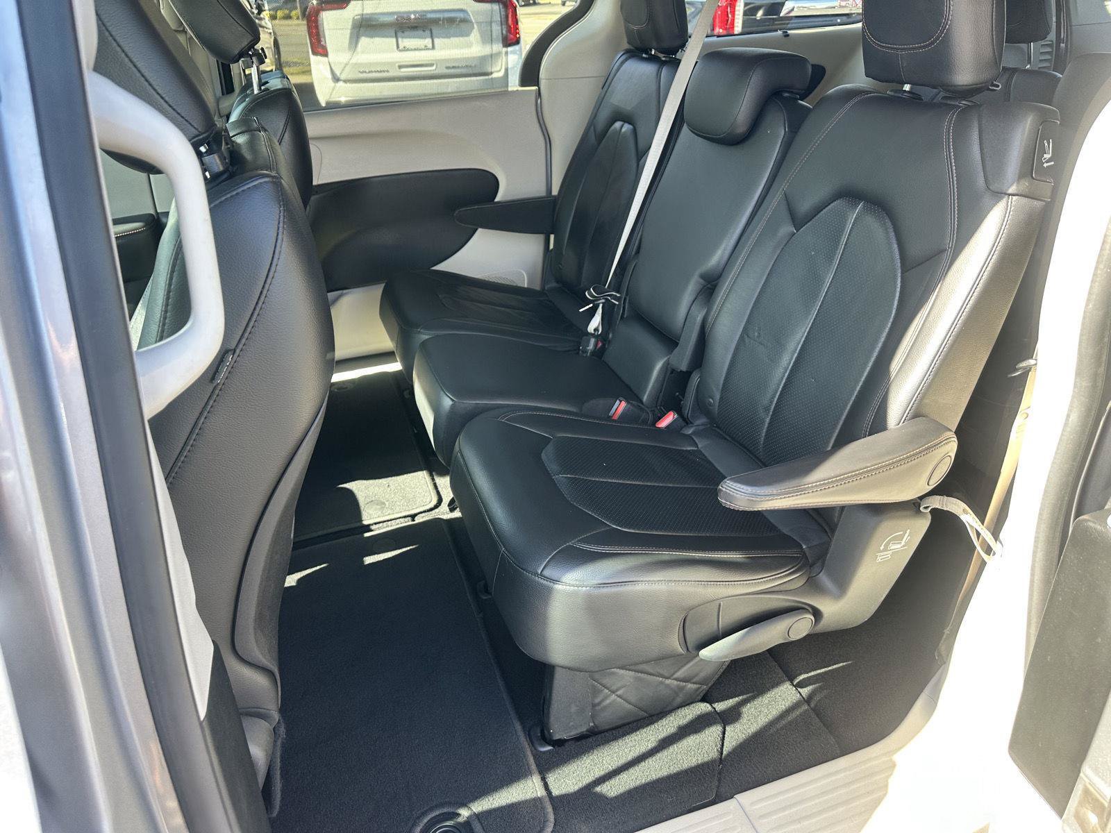 Used 2018 Chrysler Pacifica Touring-L FWD image 20