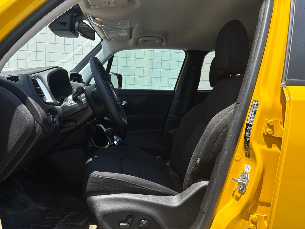Used 2018 Jeep Renegade Latitude w/ Popular Equipment Group FWD image 4