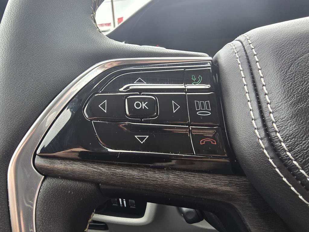 Used 2023 Jeep Grand Cherokee Overland w/ Luxury Tech Group IV AWD/4WD image 18