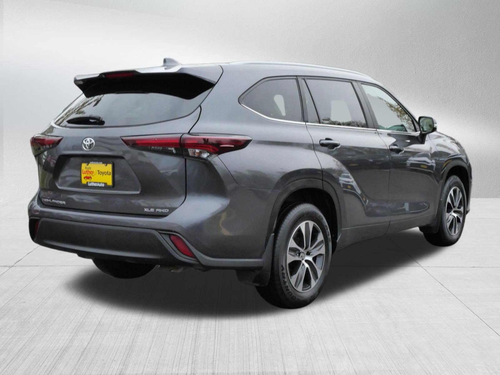 Used 2025 Toyota Highlander XLE AWD/4WD image 8