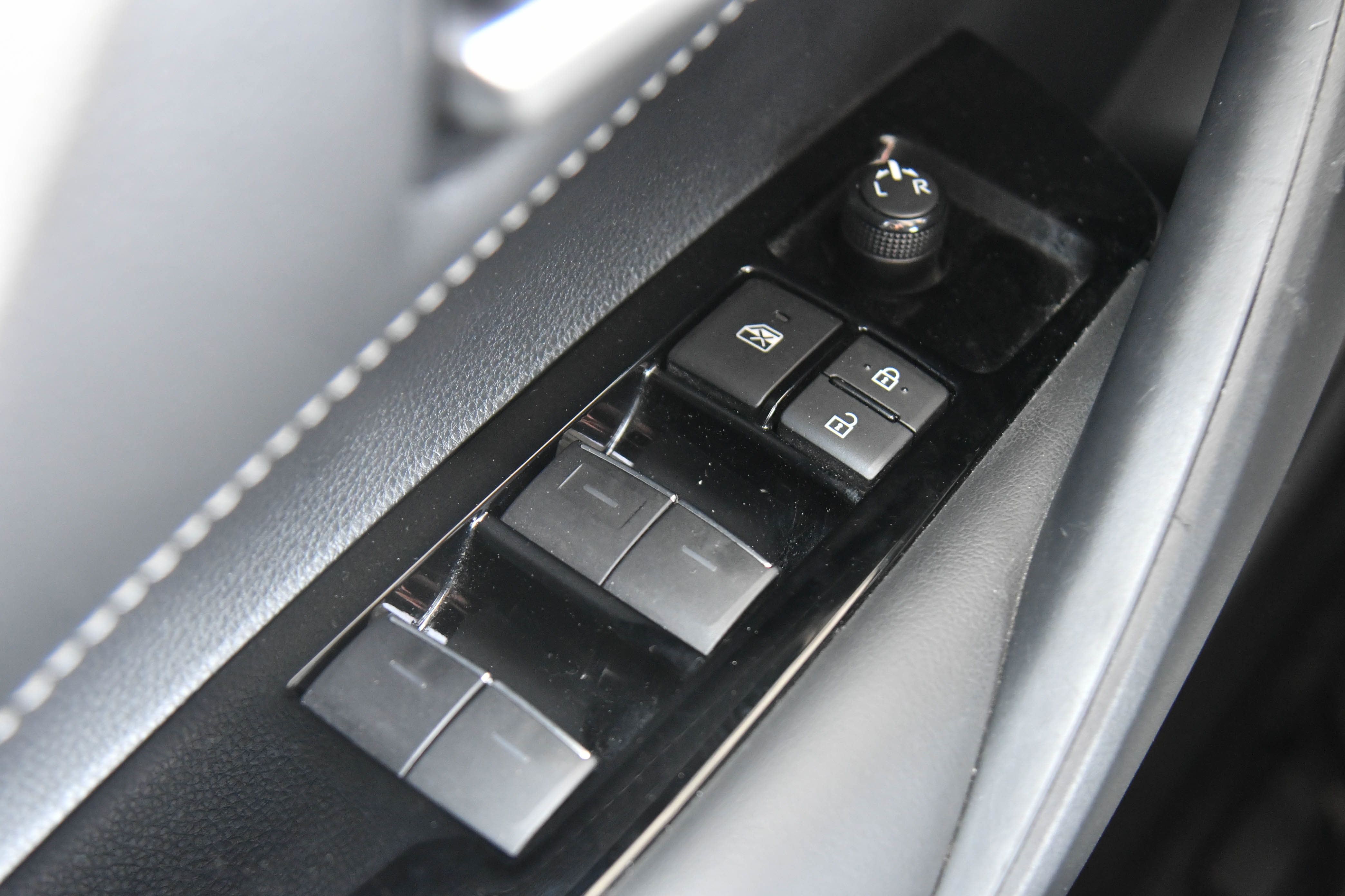 Used 2024 Toyota Corolla SE w/ SE Package image 35