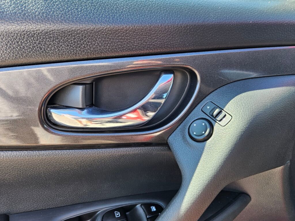 Used 2018 Nissan Rogue SV image 16