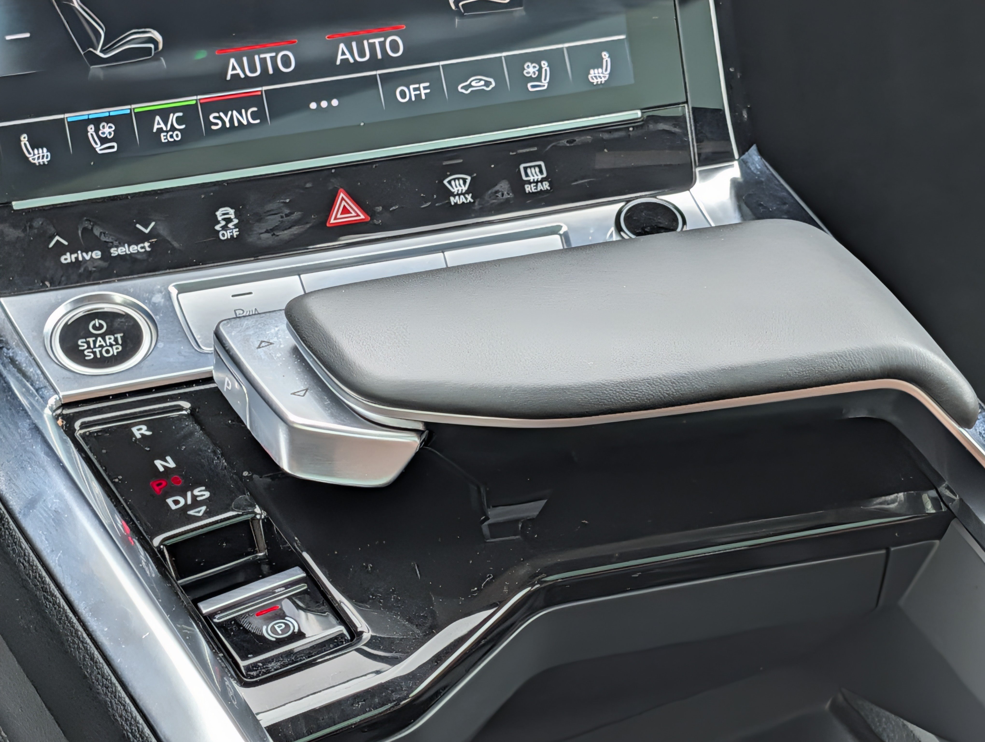 Used 2024 Audi Q8 e-tron Premium Plus w/ Premium Plus Package AWD/4WD image 29