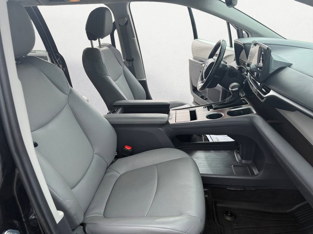 Used 2024 Toyota Sienna XLE FWD image 15