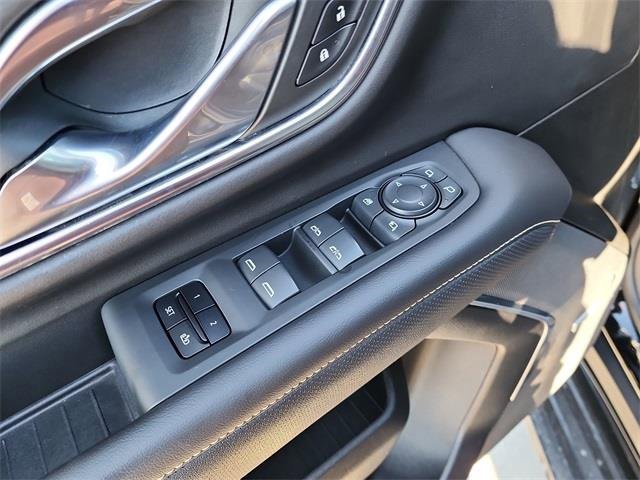 Used 2021 GMC Yukon XL SLT w/ SLT Premium Package image 11