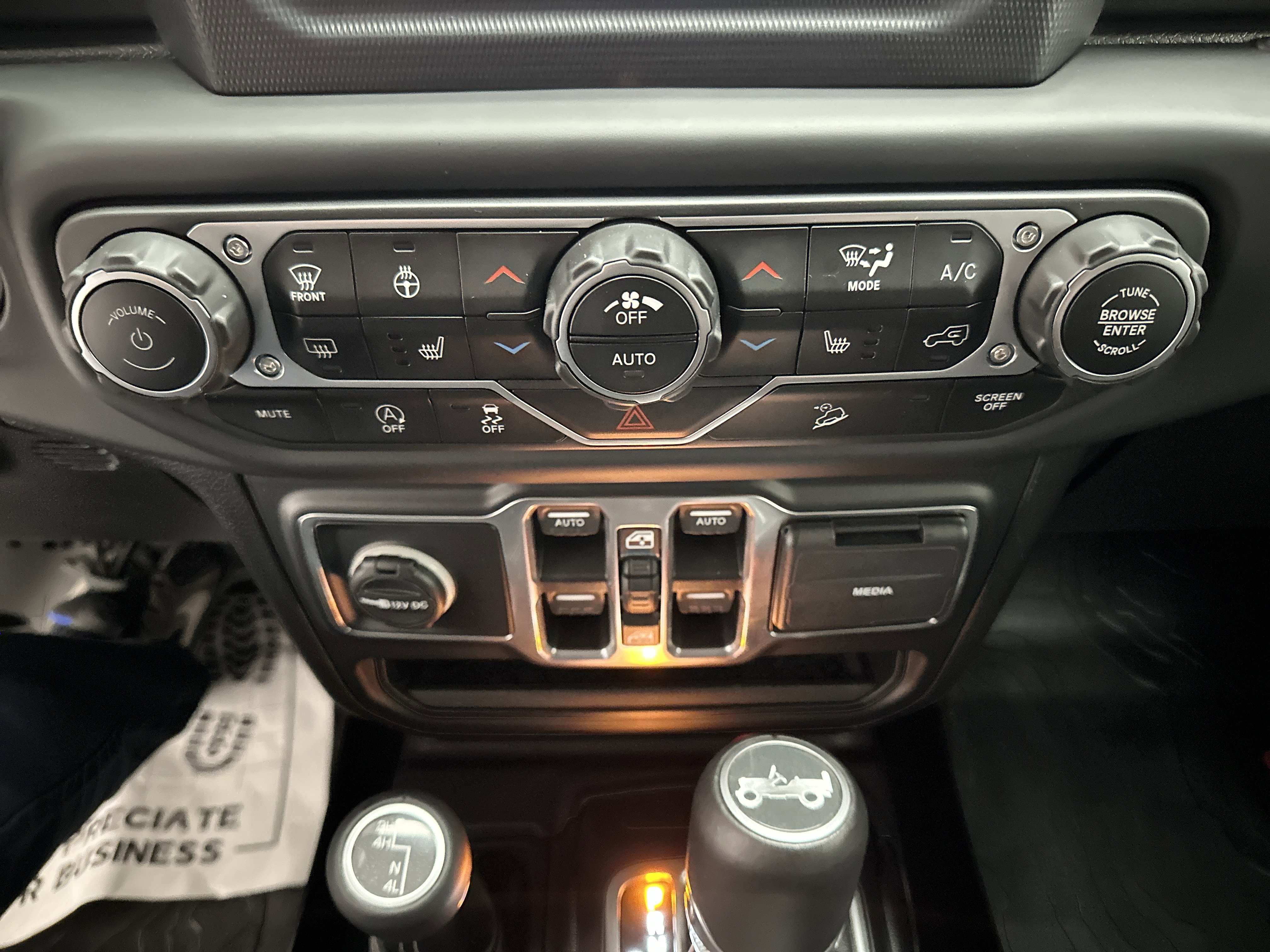 Used 2018 Jeep Wrangler Unlimited Sahara image 33