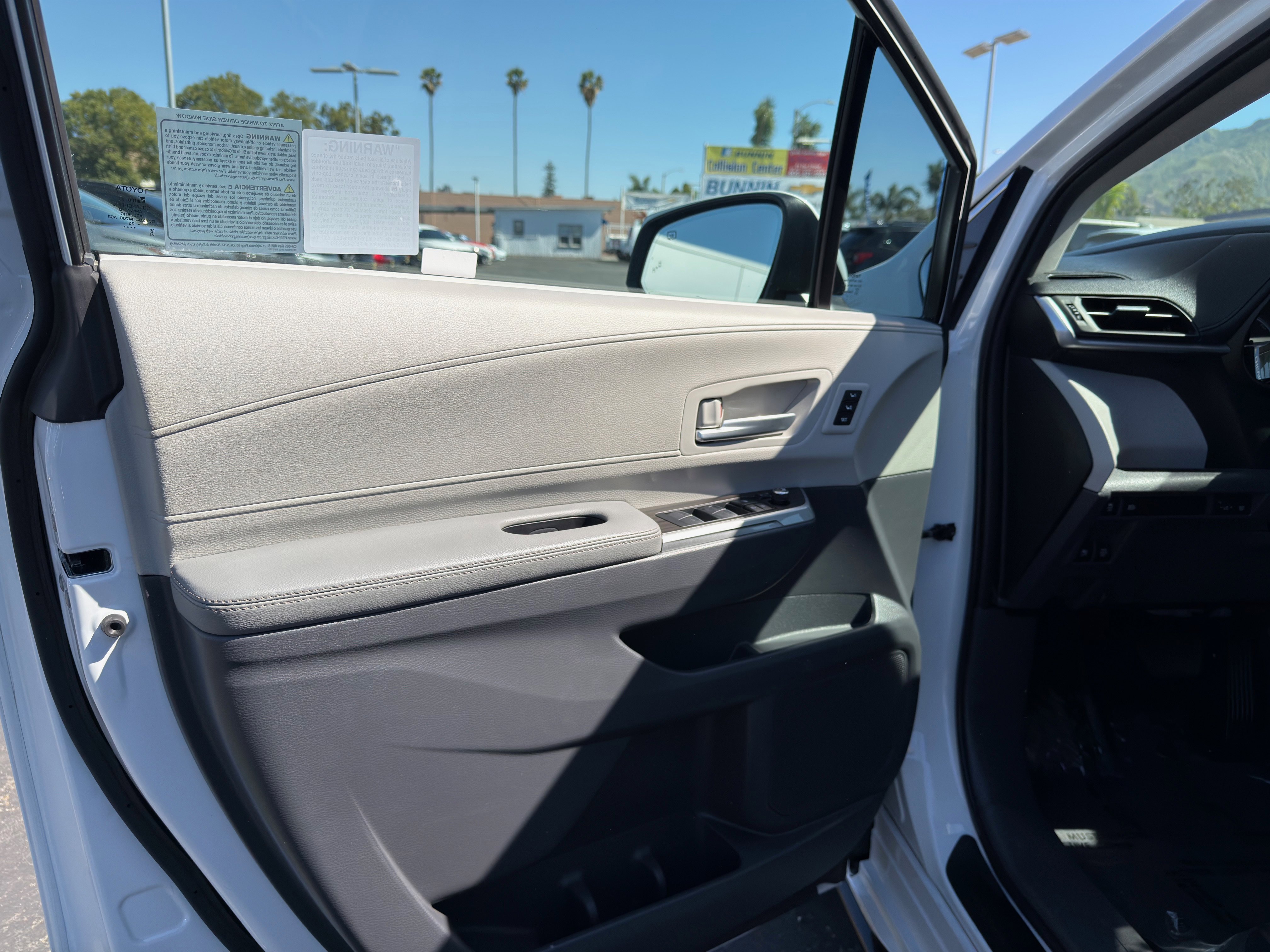 Used 2023 Toyota Sienna Limited image 26